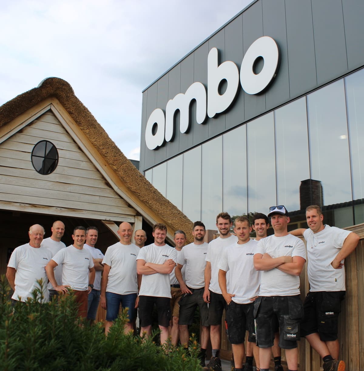 Het team van Ambo voor hun showroom