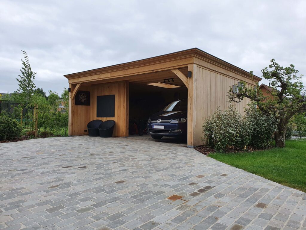 Houten carport met plat dak