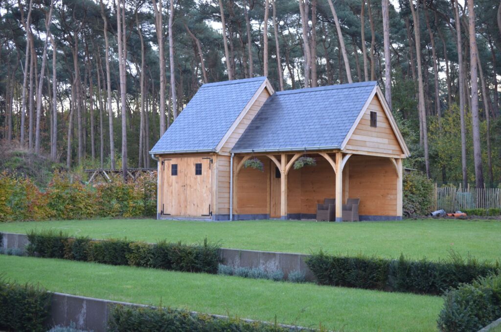 Eikenhouten bijgebouw met terrasoverkapping en dak van leien