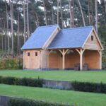 Eikenhouten bijgebouw met terrasoverkapping en dak van leien