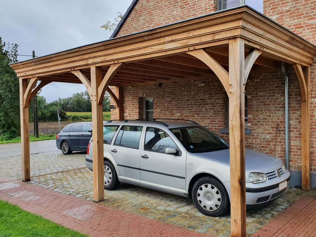 Landelijke houten carport met plat dak