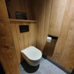 WC in houten gastenverblijf