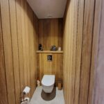 Toilet in houten guesthouse