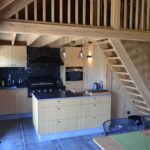 Keuken en trap naar verdieping in houten guesthouse