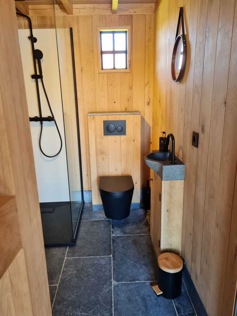 Badkamer in houten guesthouse