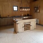 Keuken met houten kookeiland in gastenverblijf