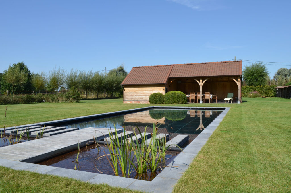 Houten poolhouse met ruime tuin en zwemvijver