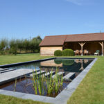 Houten poolhouse met ruime tuin en zwemvijver