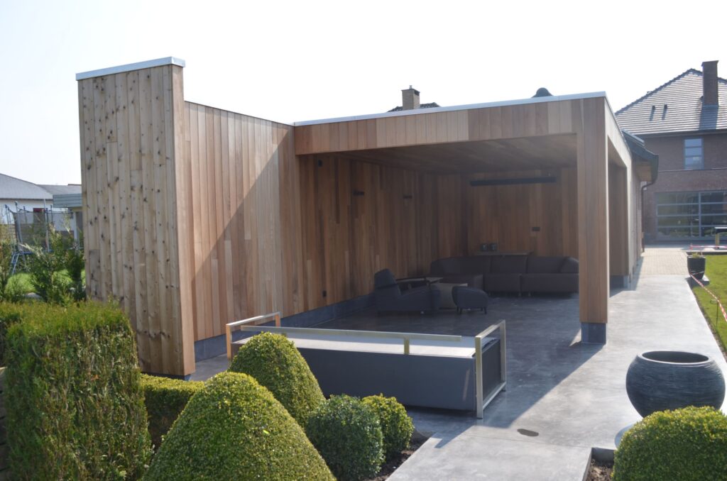 Modern houten bijgebouw met salon onder overdekt terras
