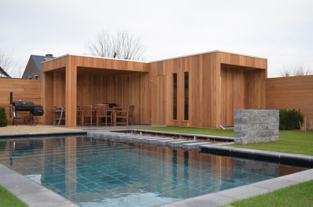 Modern bijgebouw in hout aan zwemvijver