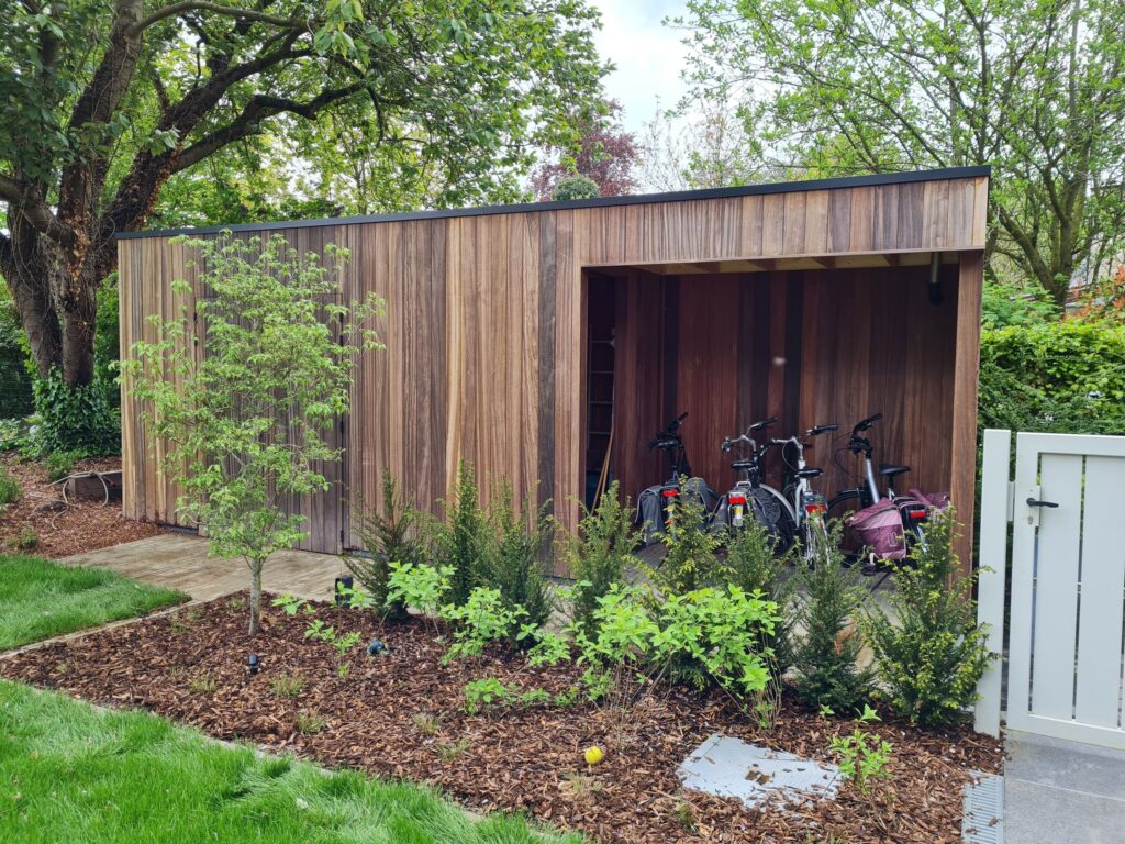 Modern bijgebouw met fietsenstalling en tuinberging