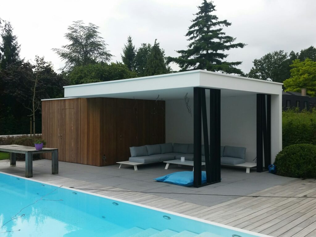 Modern poolhouse met houten berging