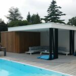 Modern poolhouse met houten berging
