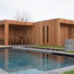 Modern houten poolhouse aan zwemvijver