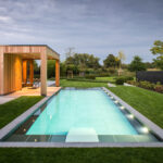 Modern houten poolhouse in tuin