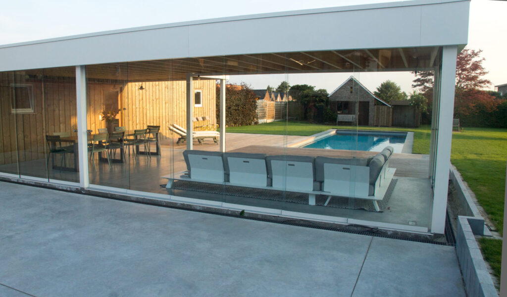 Modern poolhouse in glas