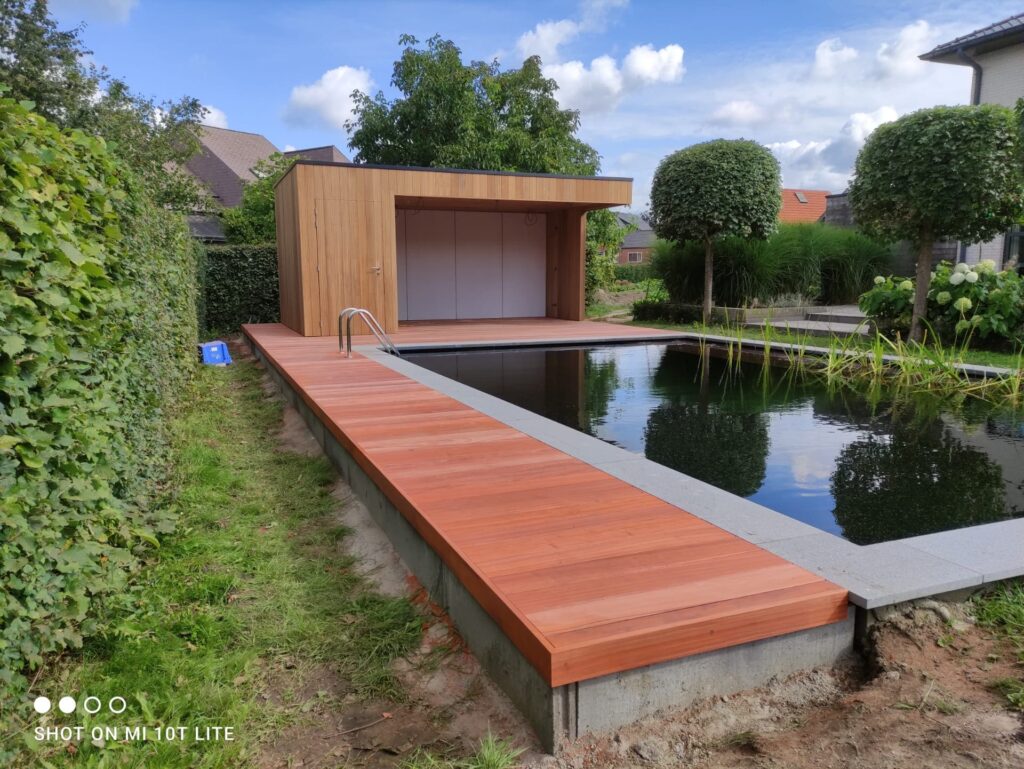 Modern houten poolhouse en terras in hout
