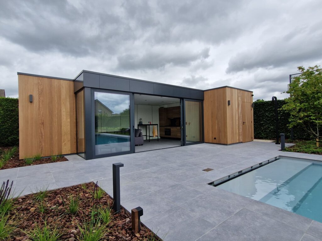 Modern poolhouse met accenten in hout