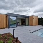 Modern poolhouse met accenten in hout
