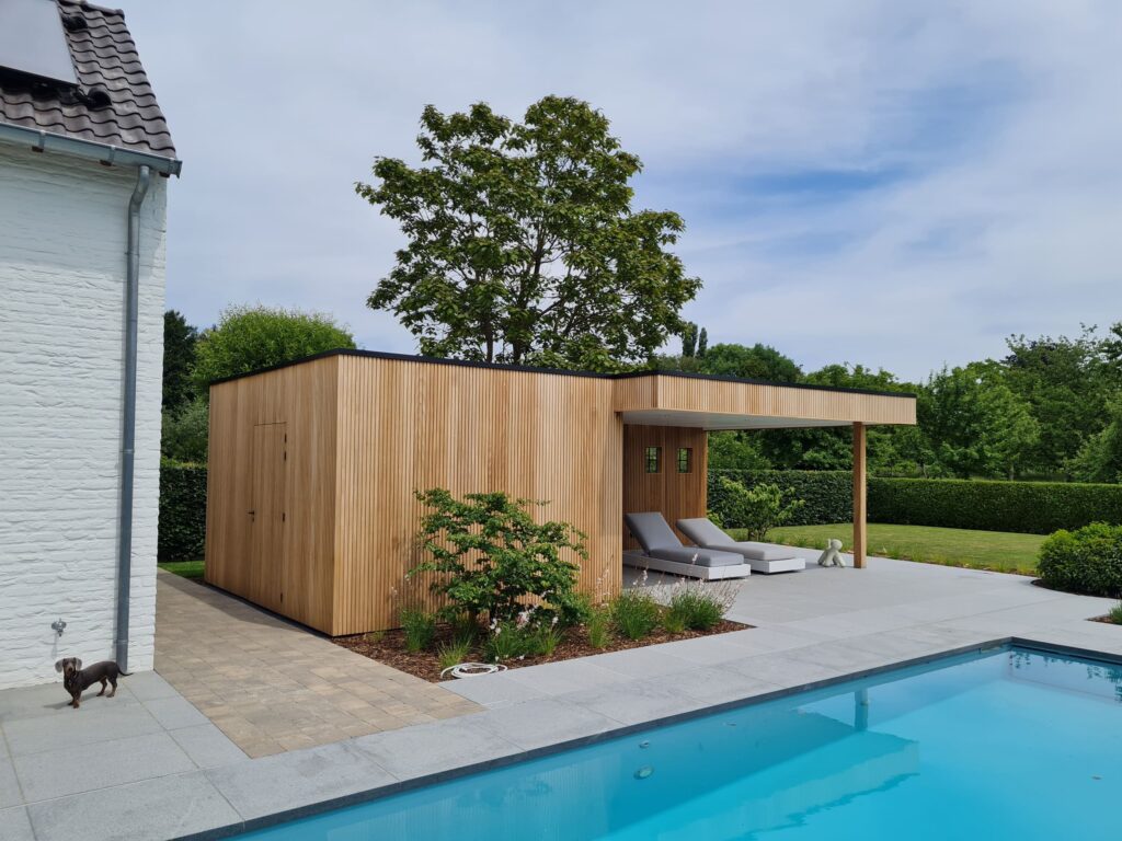 Modern houten poolhouse met terrasoverkapping