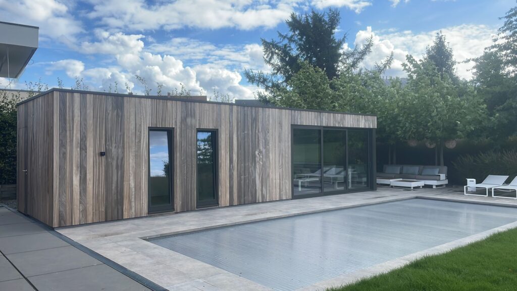 Modern houten poolhouse aan zwembad