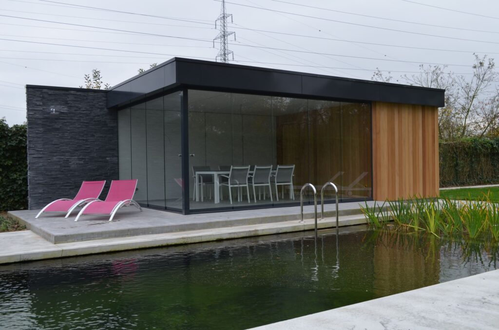 Modern poolhouse met glazen schuiframen