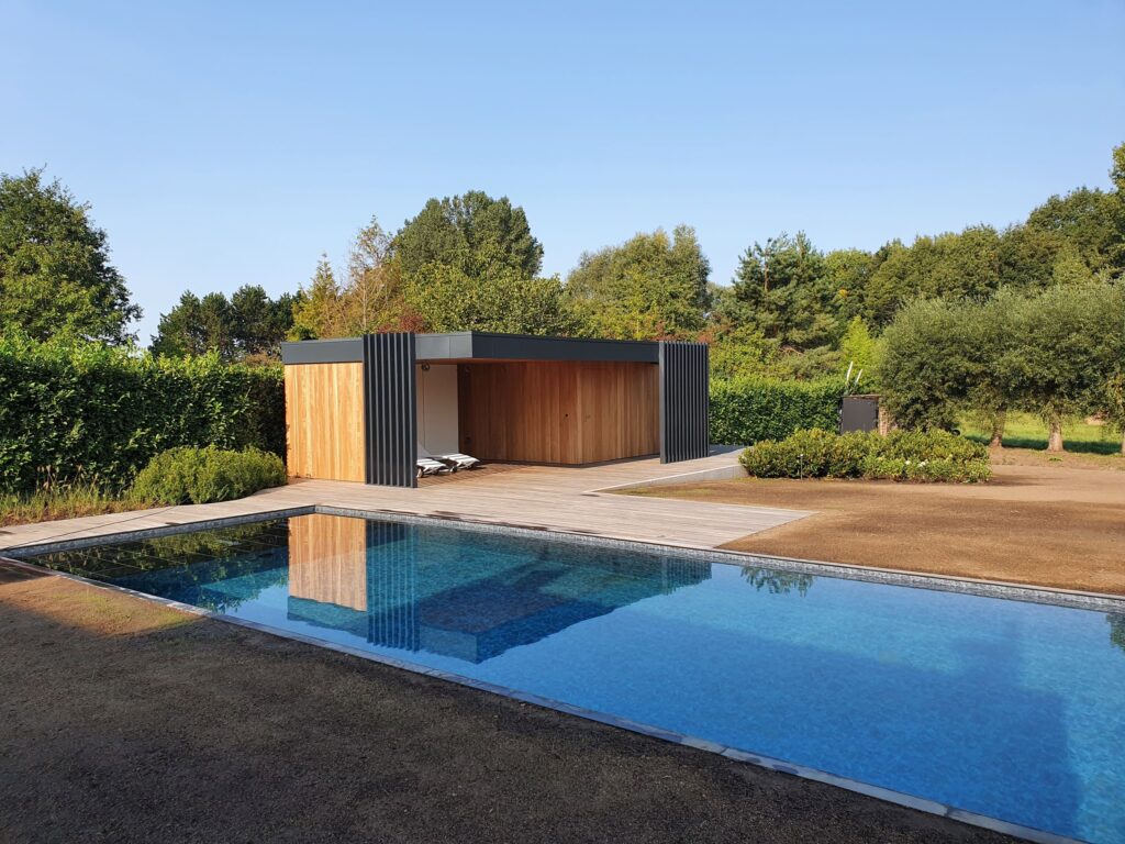 Modern poolhouse met houtafwerking en overdekt terras