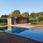 Modern poolhouse met houtafwerking en overdekt terras