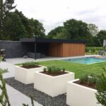 Modern poolhouse met houtafwerking