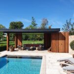 Modern houten poolhouse met berging