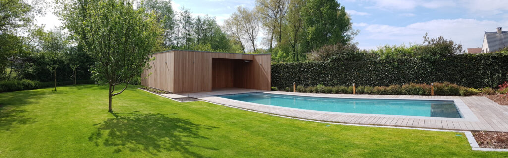 Modern houten poolhouse achteraan tuin