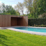 Modern houten poolhouse achteraan tuin
