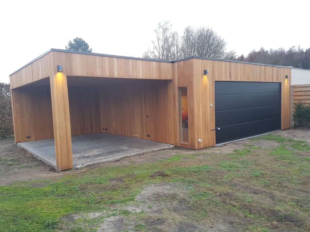 Moderne houten carport met afgesloten garage