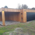 Moderne houten carport met afgesloten garage