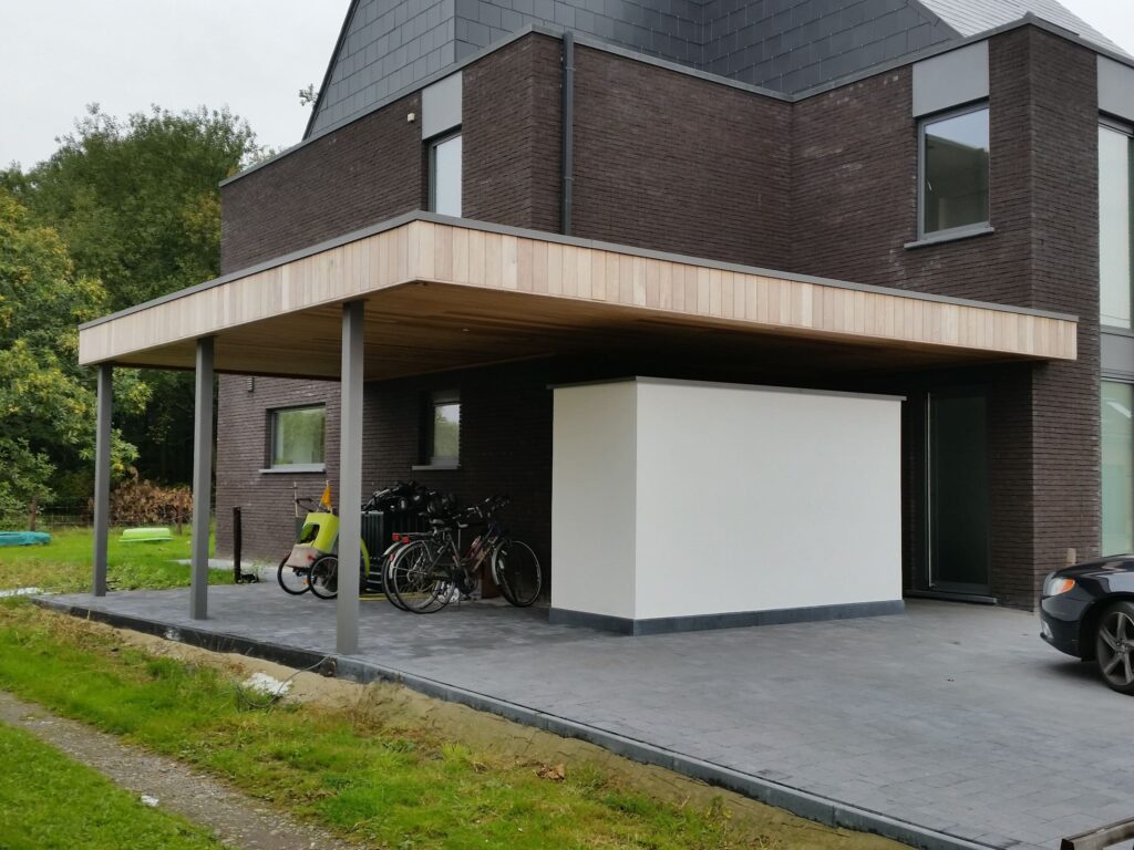 Moderne houten carport tegen een huis