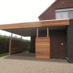 Moderne houten carport tegen huis aangebouwd