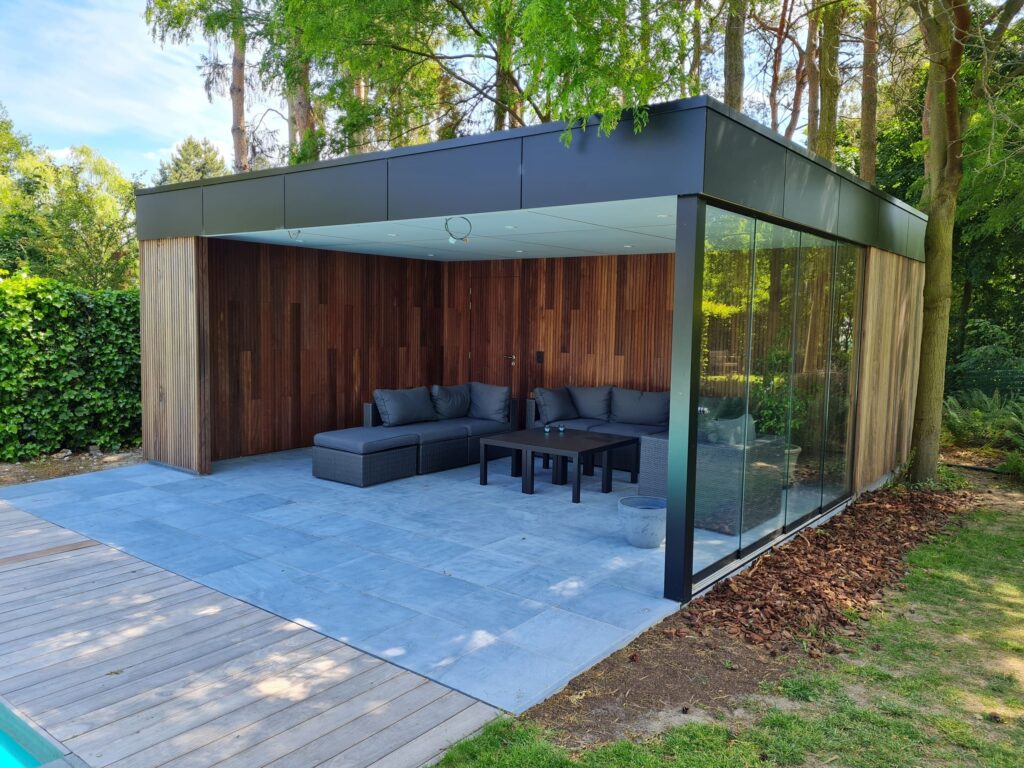 Moderne houten terrasoverkapping met glazen wand