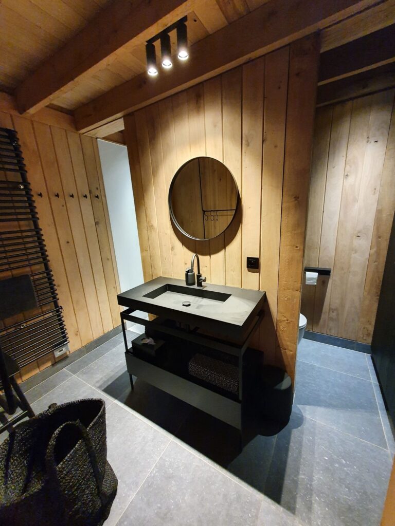 Badkamer in houten tiny house