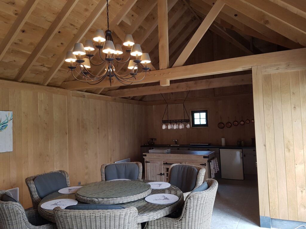 Binnenkijken in houten tiny house met keuken en eetkamer