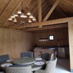 Binnenkijken in houten tiny house met keuken en eetkamer