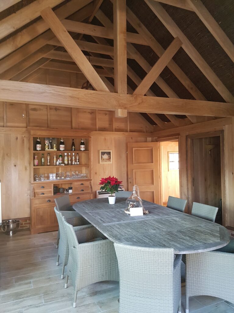 Binnenzicht van eetkamer in houten tiny house