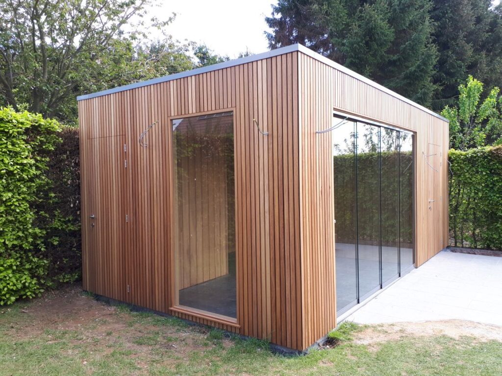 Moderne houten tuinkamer