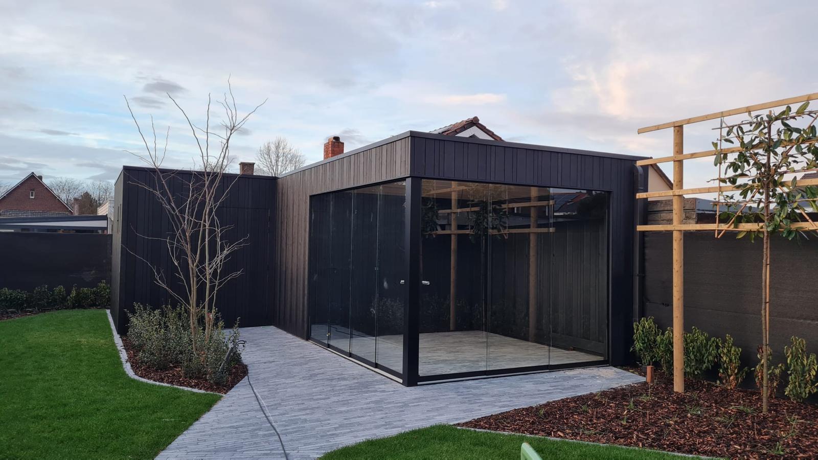Modern houten bijgebouw in zwarte beplanking.