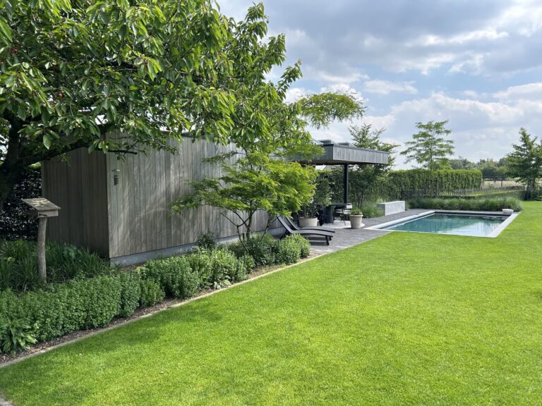 Terrasoverkapping aan tuinhuis met zwembad.