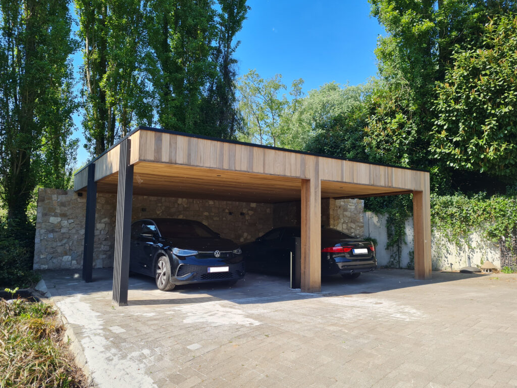 Moerne houten carport voor 2 auto's.