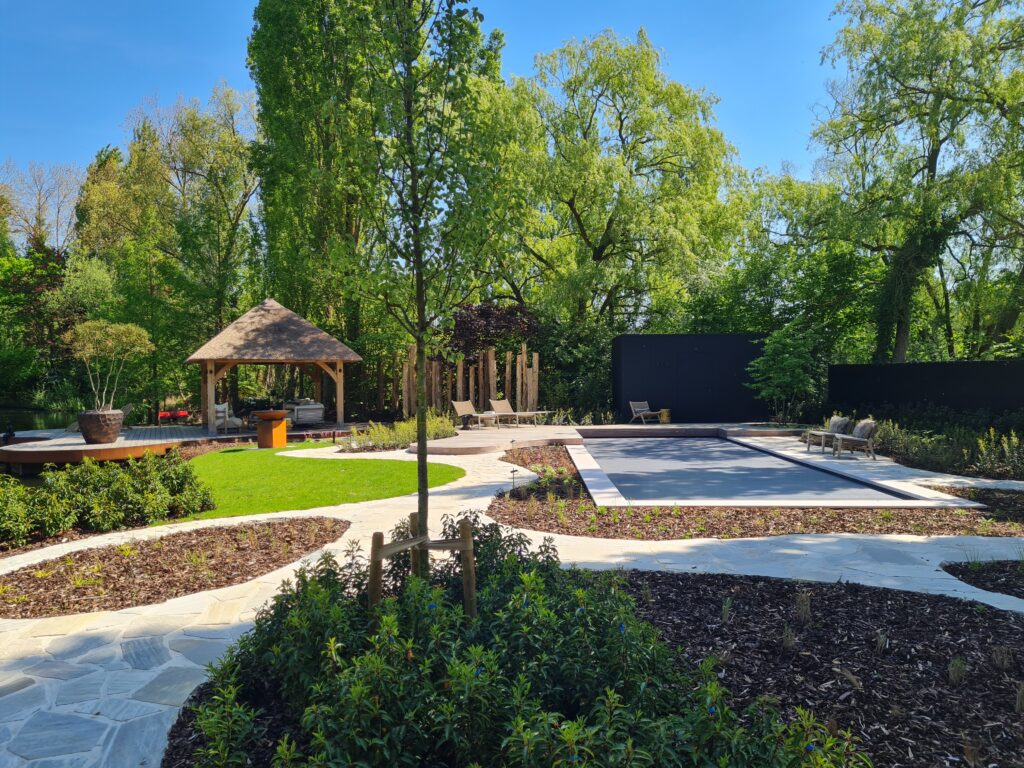 Aangelegde tuin met eiken terrasoverkapping.