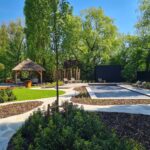 Aangelegde tuin met eiken terrasoverkapping.