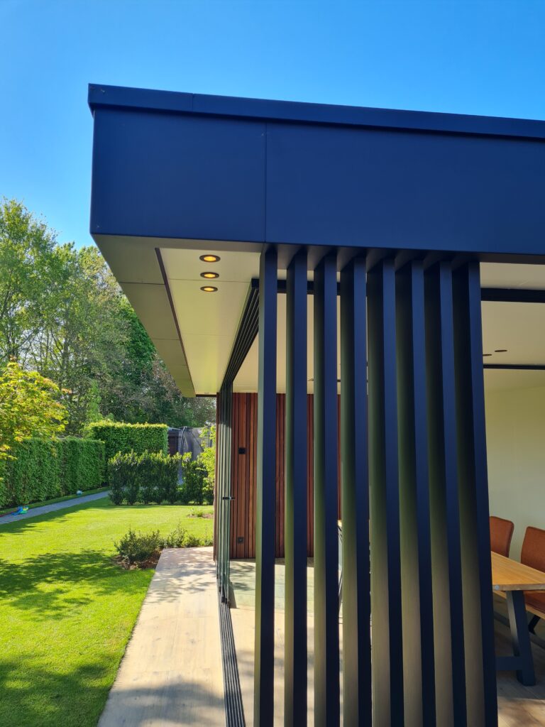 Detailaanzicht oversteek modern bijgebouw.