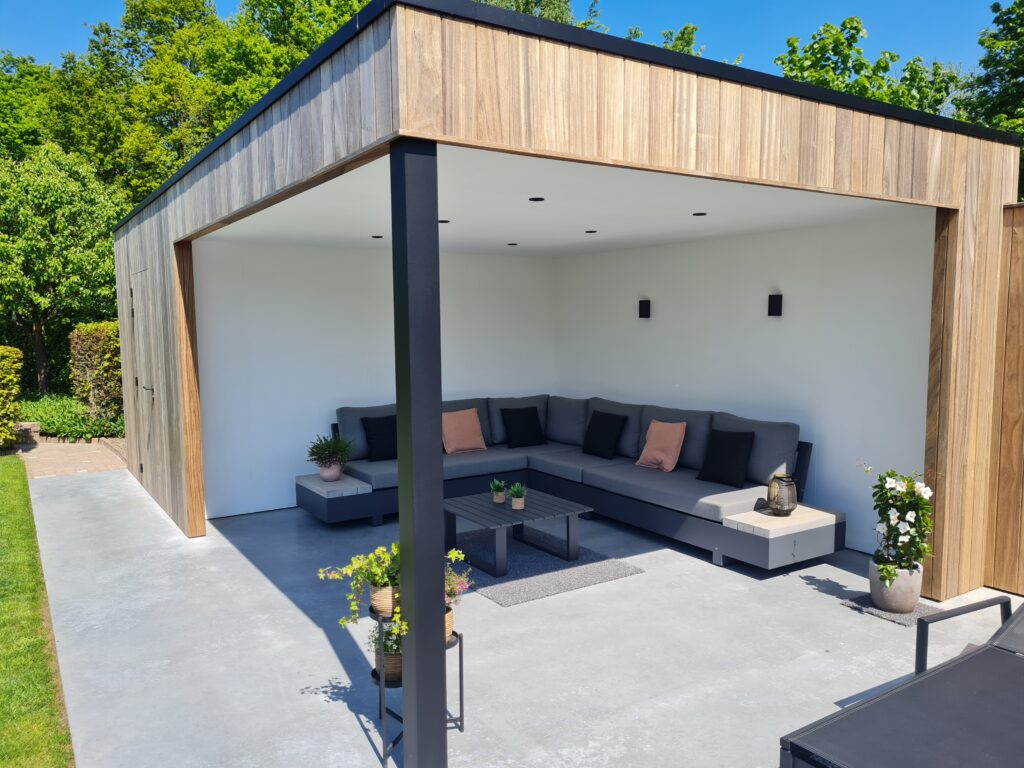 Houten terrasoverkapping met zithoek en tuinberging.