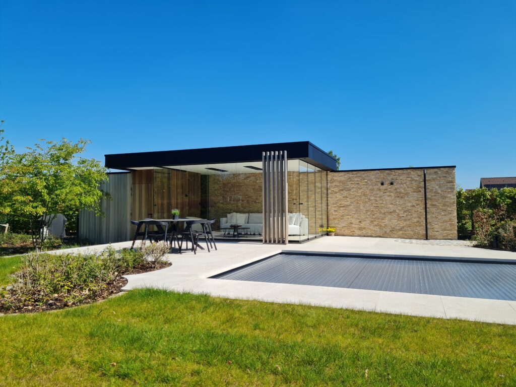 Modern poolhouse met glazen schuifwand en stenen muur. Combinatie hout en Trespa.